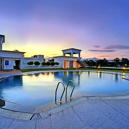 Royal Sarovar Portico Shiliguri Exterior foto