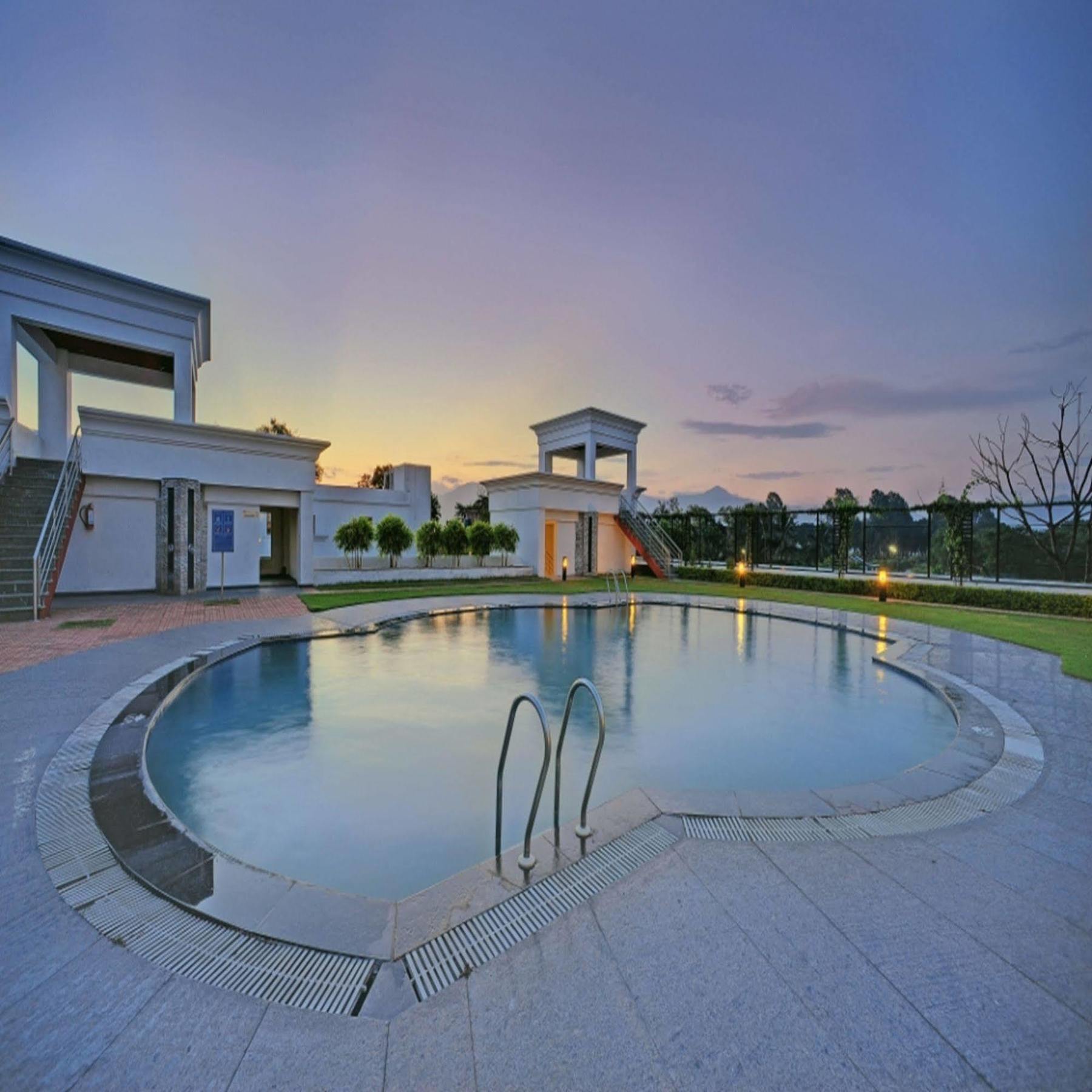 Royal Sarovar Portico Shiliguri Exterior foto